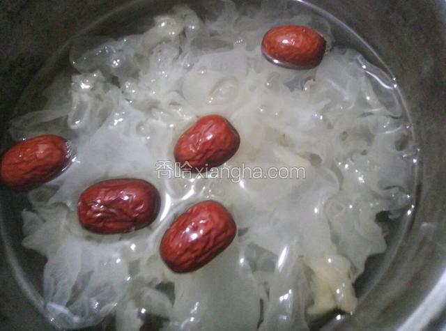 把银耳红枣放入锅中，加水煮开后，小火熬四十分钟
