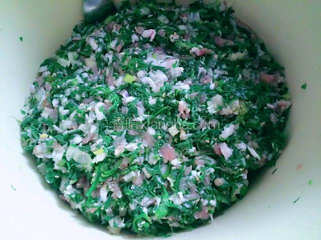 准备食材：将荠菜洗净在水里焯一下，挤净水分切碎，葱姜切碎和所有的调料拌在一起，多倒一些油，因为荠菜比较吃油