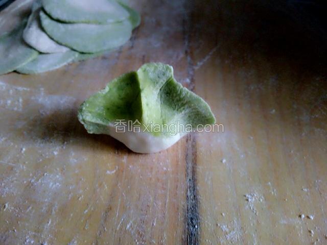 双手大拇指和食指拢住，大拇指向内用力压面皮，一个饺子就好了