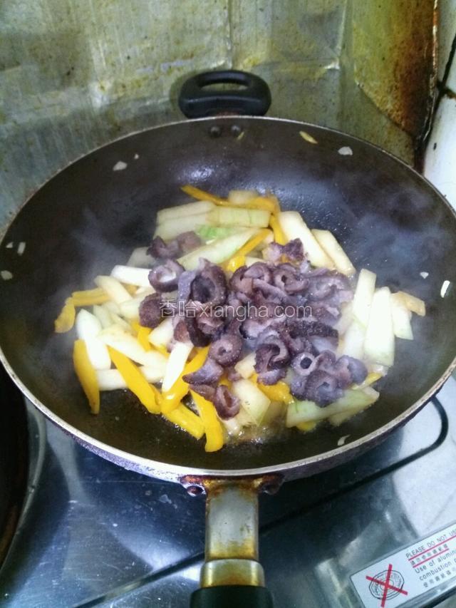 之后放海参继续炒