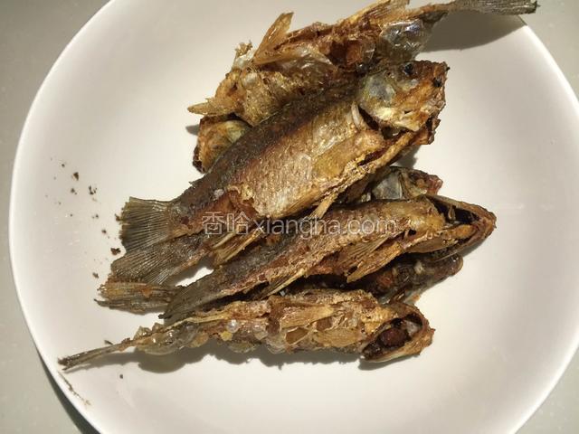 炸制焦黄色是捞出（要炸的火大一点）。