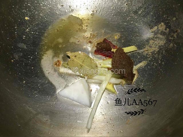 炒锅放油放入葱姜爆香，放入香其酱和猪油略炒。