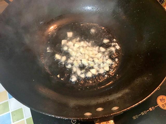 锅内放入适量的油，待油热，放入蒜末
爆香。