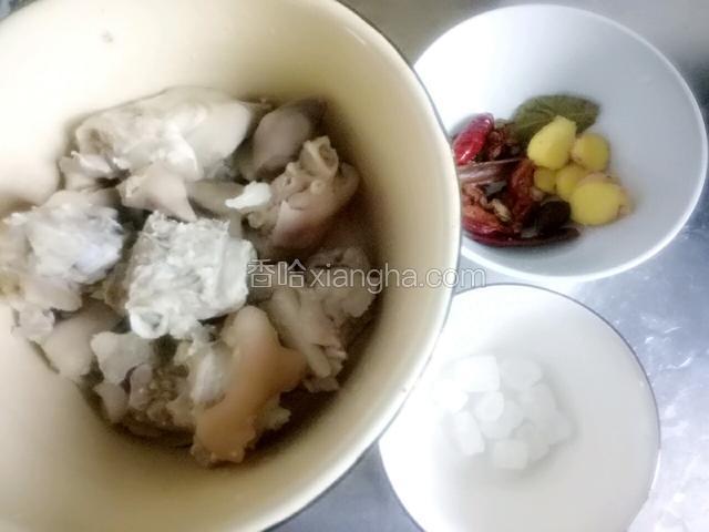 准备食材：猪蹄提前让卖家劈开剁好