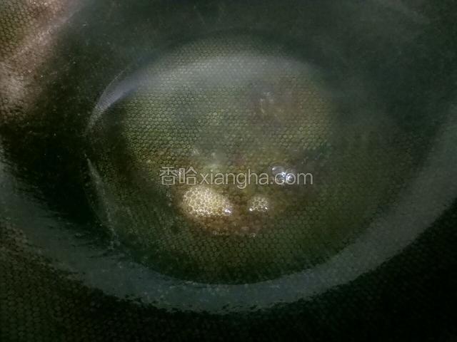 冰糖融化，变色，起泡，用铲子将冰糖和油搅匀，锅转大圈，让锅边都沾上油，以防放入猪蹄的时候粘锅