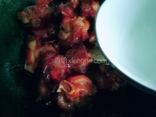 水两小碗，快盖住猪蹄的水