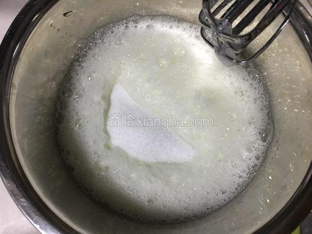 依次加入剩下的三分一细砂糖继续中高速打发