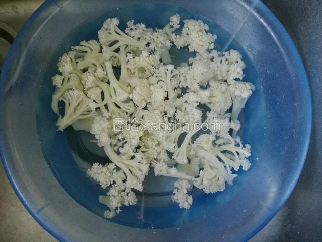 菜花清水洗净控水备用；