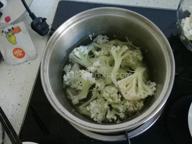 用热水中火焯水3分钟；