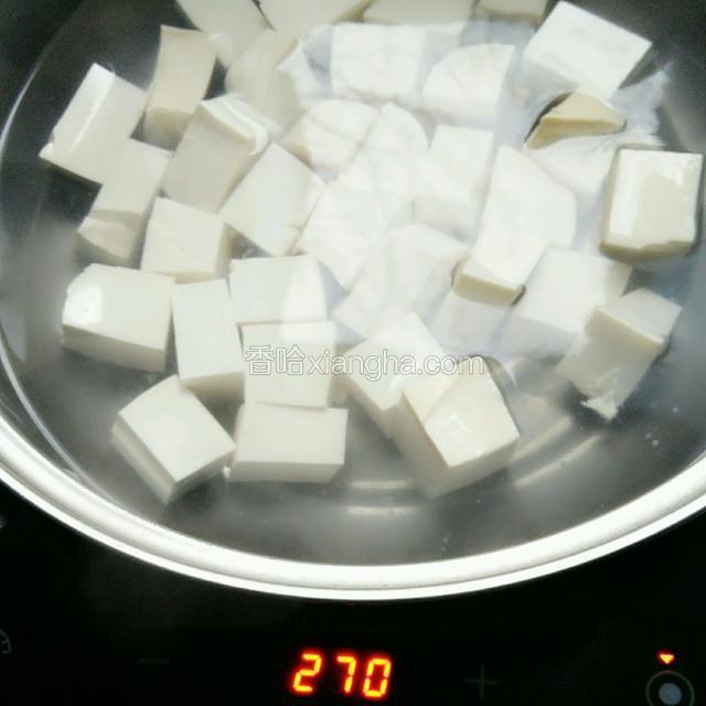 豆腐切成两厘米见方的块，在开水中焯一下，去掉豆腥味。