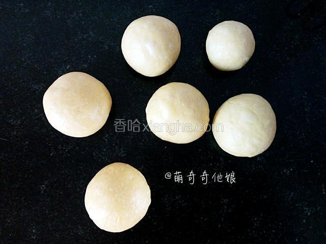 轻压排气，并称重分割成5个80g左右的面团，剩下的小的一会儿直接做肉松包。
盖保鲜膜松弛15分钟。