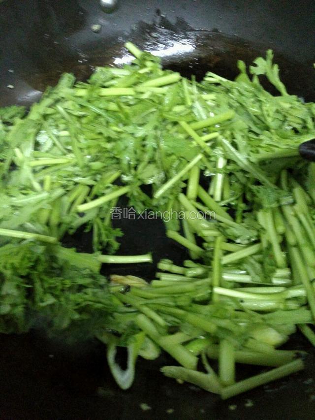 大火炒茼蒿梗变色。
