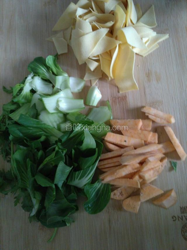 准备材料
油菜和茼蒿切段，豆皮切三角，地瓜切小扁条。