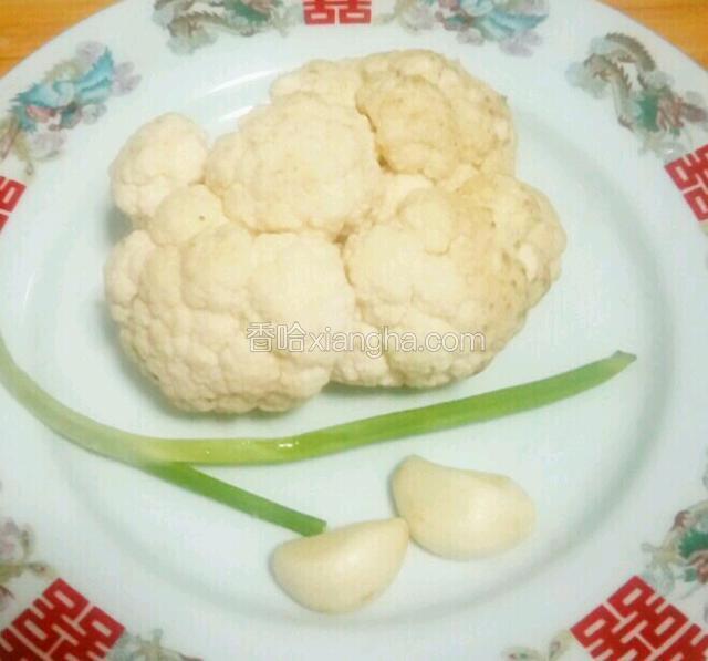 将小葱，大蒜去皮和花菜一起洗净。