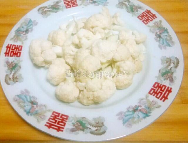 花菜用手掰成小朵。