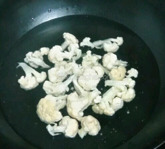 将掰好的花菜放入开水锅中焯一下。