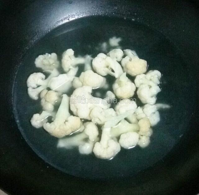 焯制2分钟花菜变色即可。