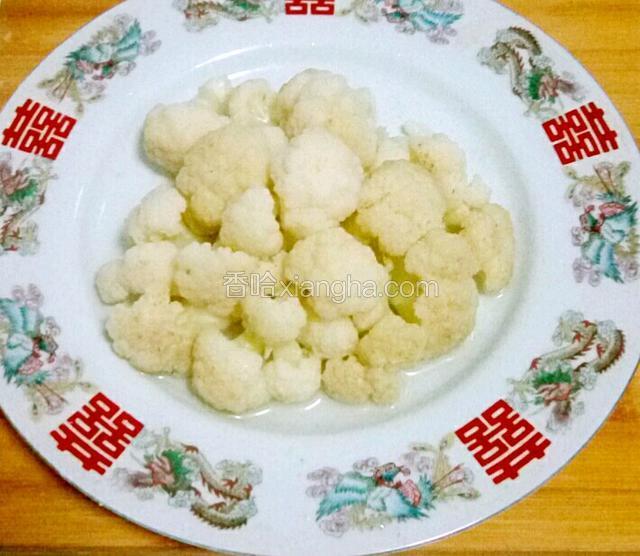 将花菜控净水份放入盘中。