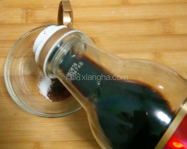 倒入酱油。