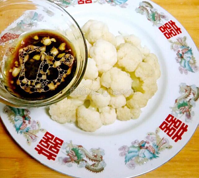 将料汁淋入花菜盘中。