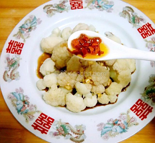 加入两勺辣椒油。