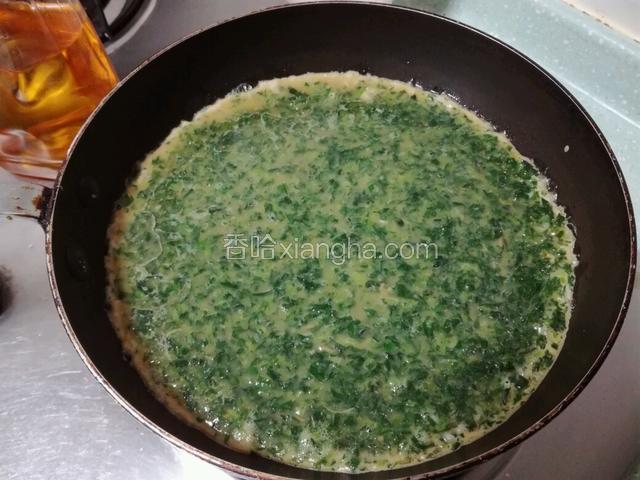 热锅下油倒进鸡蛋铺平～