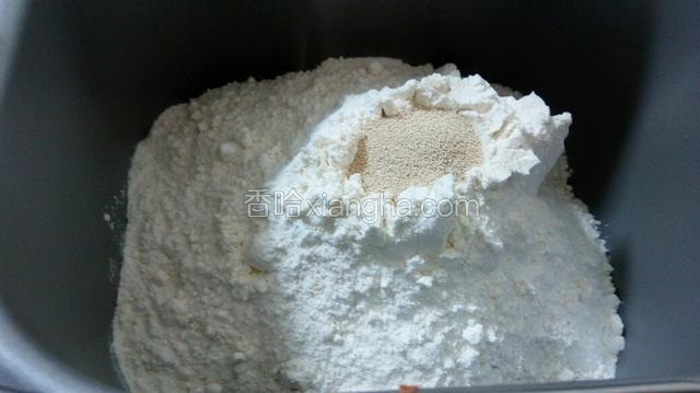 面粉500克，酵母5克放入面包机