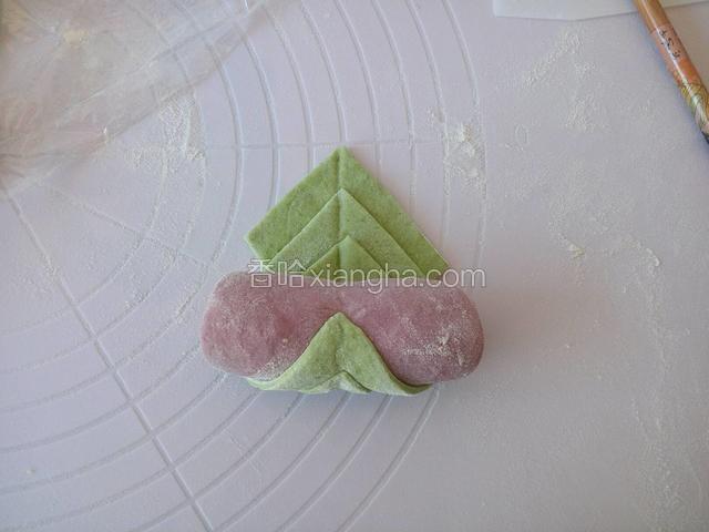 从下往上依次卷起来。