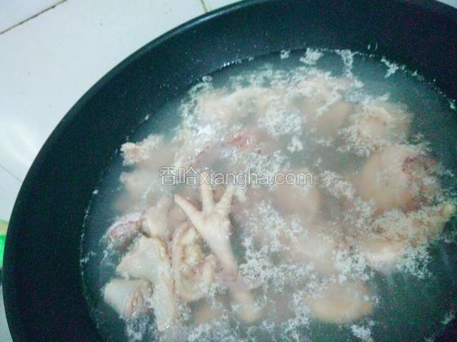 鸡肉锅里先潦水下十分钟
