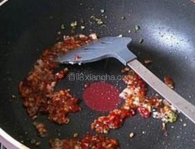 沥出的油倒出来，留一点在锅里加热，加入蒜，葱，红椒和豆瓣酱，爆香。
