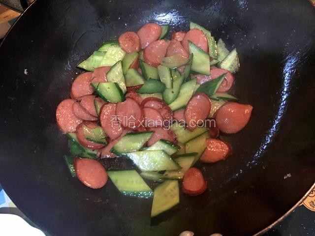 快速翻炒均匀，加少许鸡精调味即可出锅
