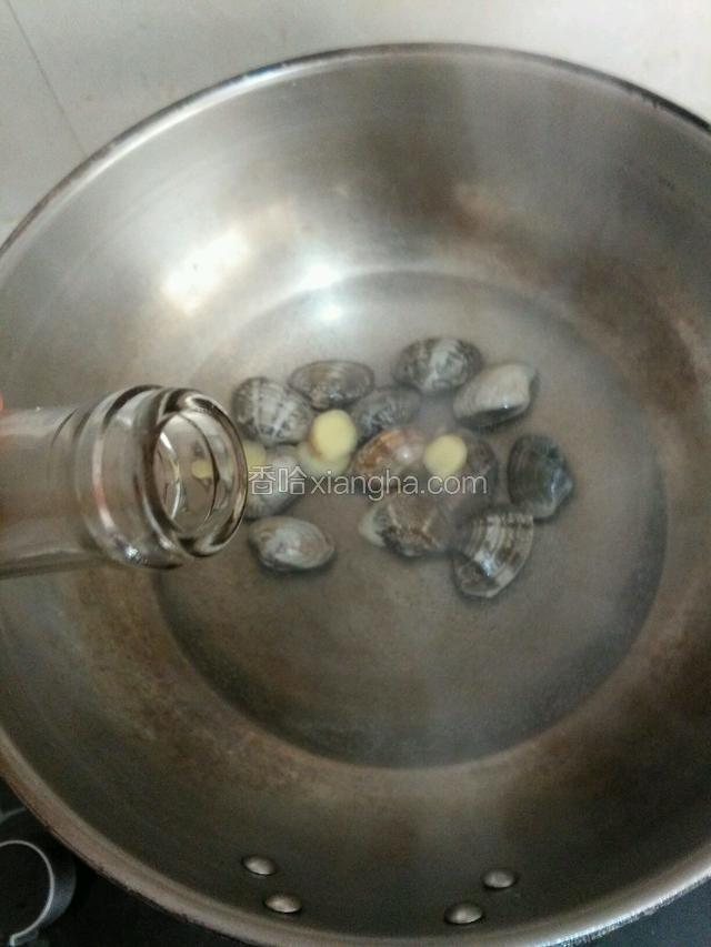 用开水煮几分钟，放好姜 料酒