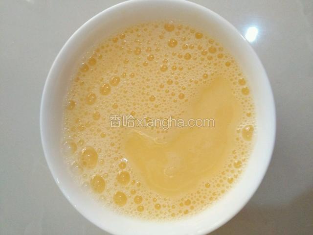 边打边加入温水搅拌。