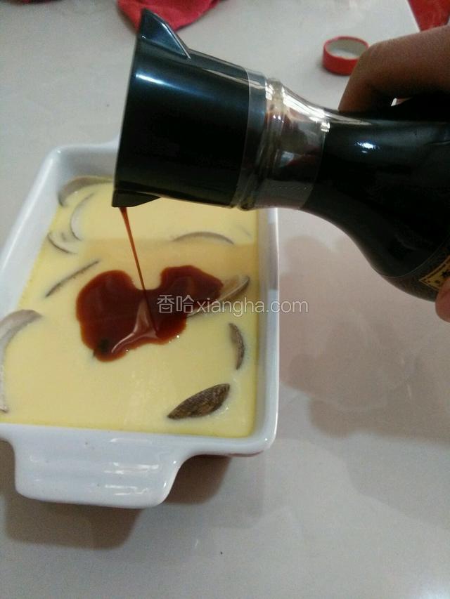 出锅淋上李锦记酱油。