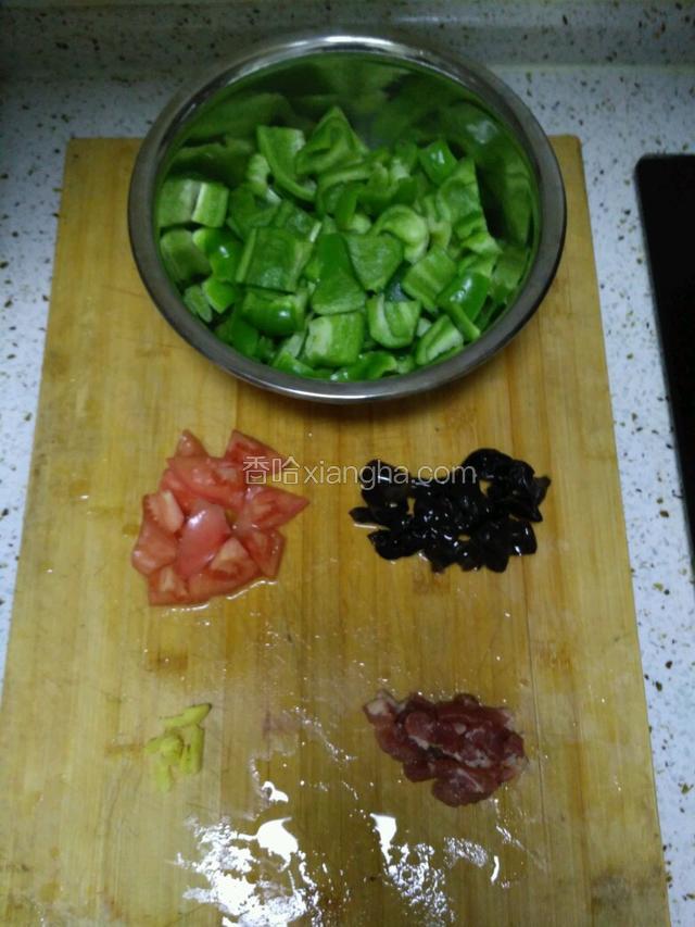 菜椒、木耳、肉、姜、西红柿，切好备用。