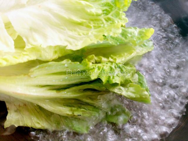 锅内加大半锅水，大火把水烧开，接着把玻璃生菜倒入锅内焯水