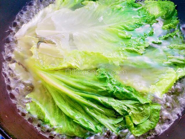 玻璃生菜下锅后，看到锅内的水开即可关火，马上用漏勺把玻璃生菜捞出
