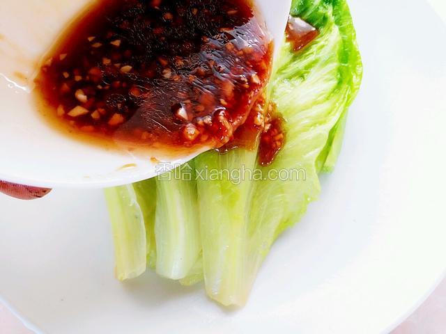 最后淋上刚才调制好的料汁即成
