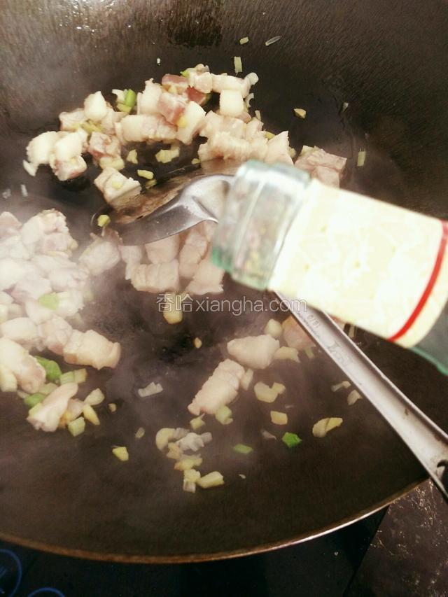 烹入料酒快速翻炒