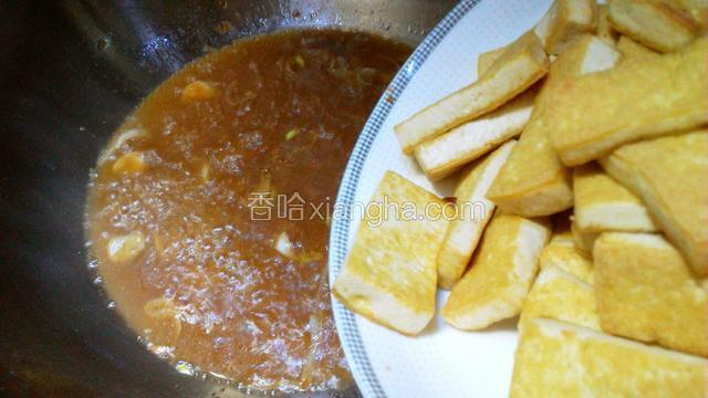 将豆腐放入，煮开后转小火炖十分钟