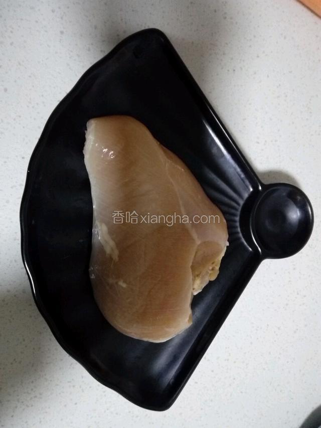 鸡胸肉洗净，用厨房用纸吸干水份备用。