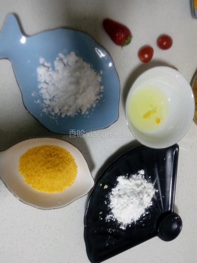 鸡蛋打烂留蛋清，准备好豆粉、面包糠、生粉