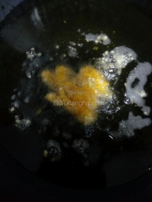 锅里留油，油温七八成热，放鸡胚炸。炸至金黄捞出滤干。