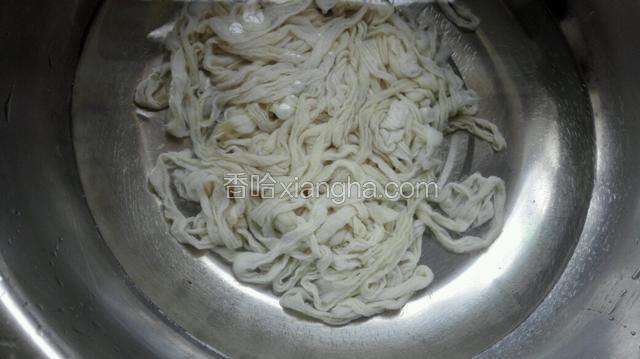 淘宝买的羊肠衣，投洗干净，用清水冲洗里面检查有没有破洞，有破洞的剪掉，放入清水里浸泡半小时！