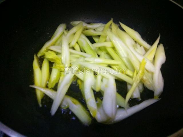 热油锅放西芹入锅翻炒