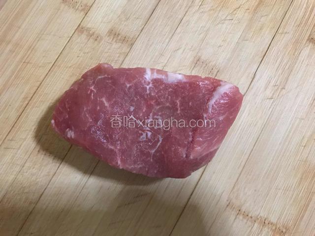 猪里脊肉一块，最好提前放冰箱里冻一下。