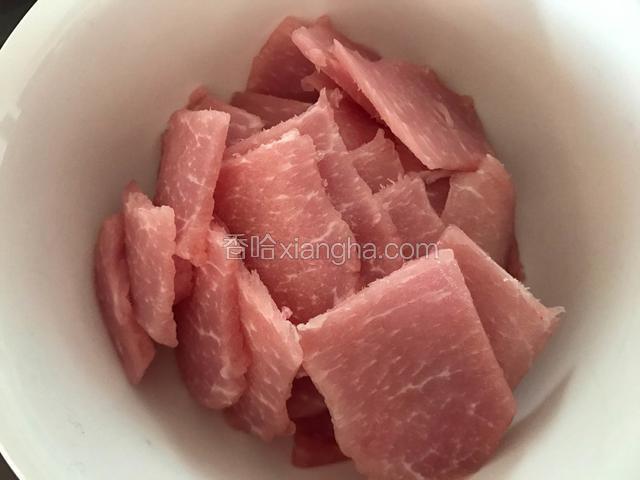 将里脊肉切成薄片。