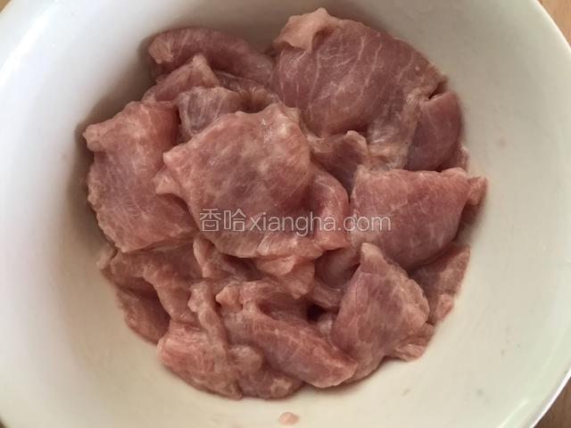 加入适量淀粉和少许清水，用手抓匀上浆腌制半小时以上。