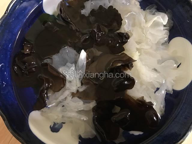 黑木耳银耳提前用水泡发，洗净备用。