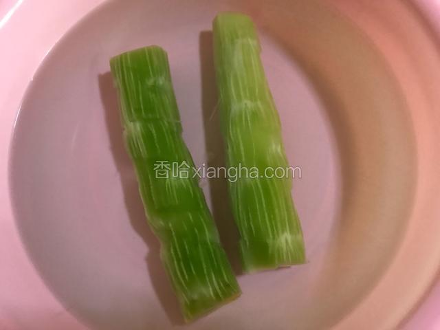 青笋一根，去皮洗净备用。